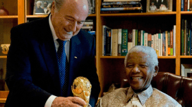 بلاتير يتعهد بإرساء “مصافحة من أجل السلام” وفاء لمانديلا