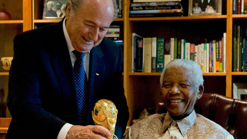 بلاتير يتعهد بإرساء “مصافحة من أجل السلام” وفاء لمانديلا