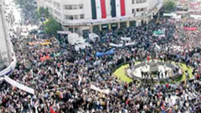 السوريون يتظاهرون ضد الغارة الأمريكية