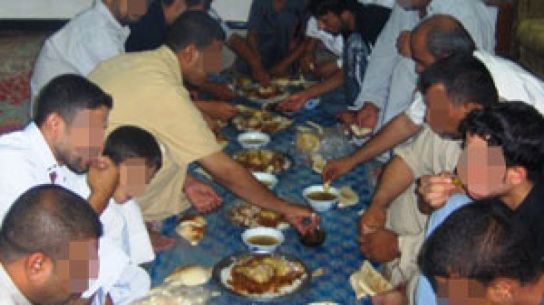 شخشوخة‭ ‬وذبائح‭ ‬وأصناف‭ ‬من‭ ‬الحلوى‭ ‬في‭ ‬ولائم‭ ‬العزاء‭!‬