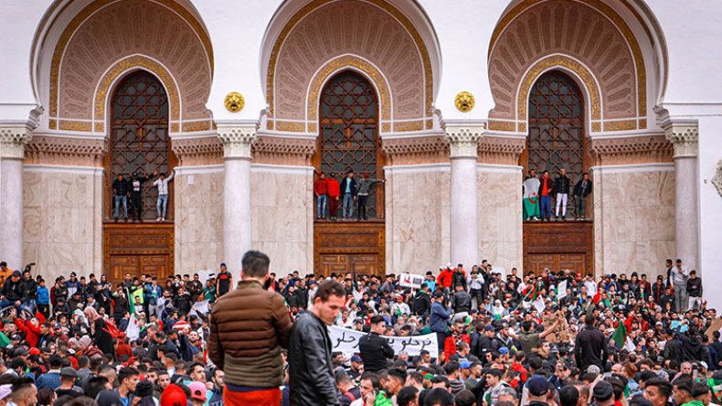 على السلطة الرحيل ونحن مع الحراك الشعبي