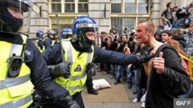 Des milliers d'étudiants manifestent à Londres sous haute surveillance