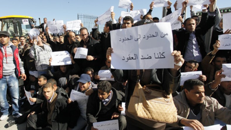 جرحى وموقوفون وسط مستخدمي ما قبل التشغيل أمام البرلمان