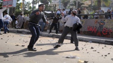 Place Tahrir : les forces anti-émeutes dispersent une manifestation contre Morsi