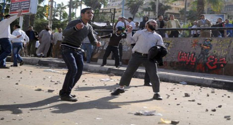 Place Tahrir : les forces anti-émeutes dispersent une manifestation contre Morsi
