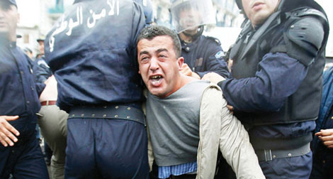 Algeria:Anti-riot police harshly quell protest by peaceful job seekers