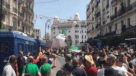 الجزائريون يخرجون إلى الشارع في جمعة الحراك الـ21