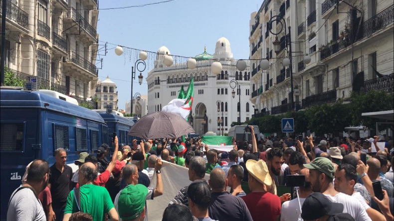 الجزائريون يخرجون إلى الشارع في جمعة الحراك الـ21