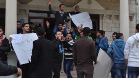 جامعيون تونسيون يعتصمون أمام قنصلية الجزائر بقفصة