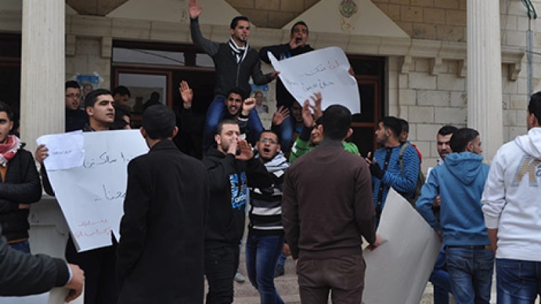 جامعيون تونسيون يعتصمون أمام قنصلية الجزائر بقفصة