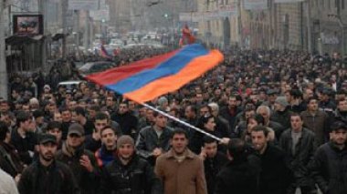 Arménie: les opposants manifestent un an après des violences meurtrières