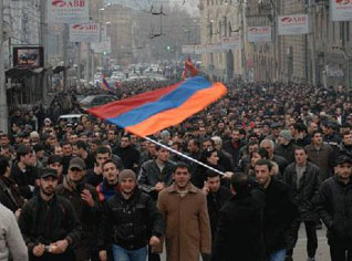 Arménie: les opposants manifestent un an après des violences meurtrières