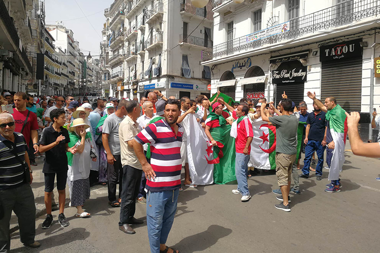 Les Algériens continuent de manifester pour le 24e vendredi