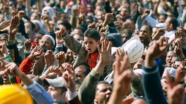 Égypte: des centaines de manifestants affluent vers Tahrir