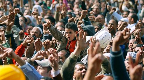 Égypte: des centaines de manifestants affluent vers Tahrir