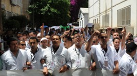 الأطباء يرفعون رايات سوداء في اعتصام الحداد