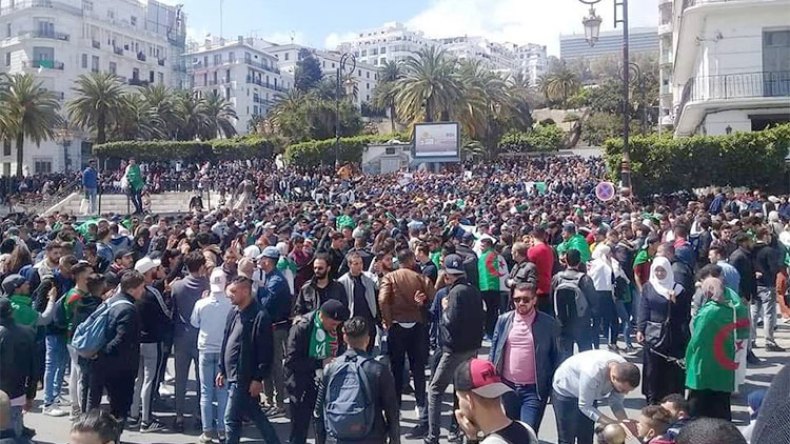 الشارع بصوت واحد: “بن صالح إرحل”