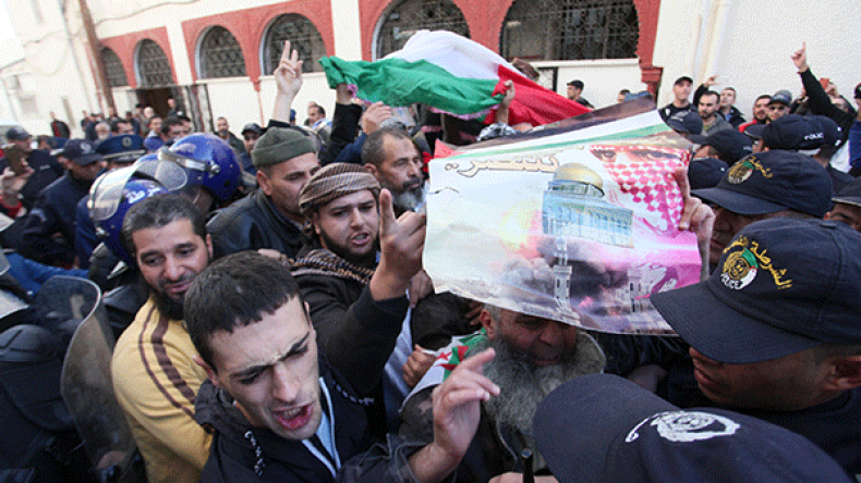 الجزائريون في مسيرات حاشدة لوقف “جنون” ترامب