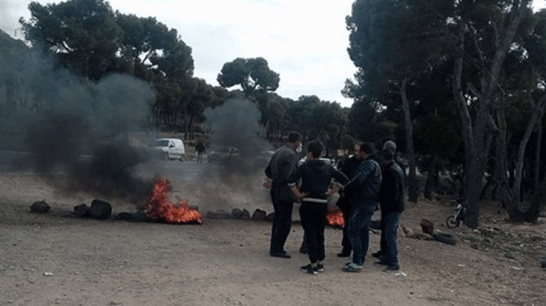 جزائريون عالقون على الحدود التونسية