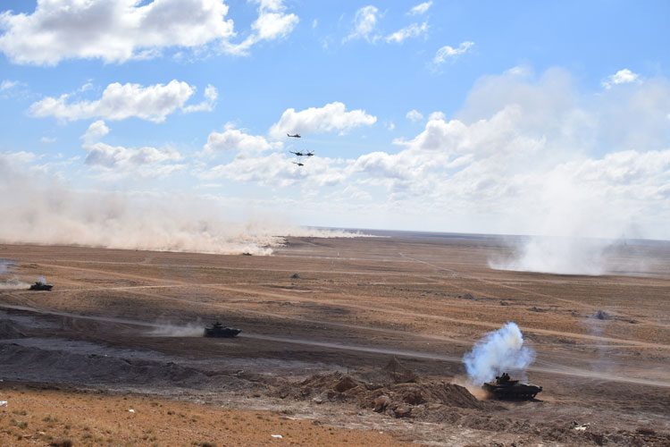 Le Général-Major Chanegriha supervise à Oran un exercice avec munitions réelles par les unités de la 8ème Division Blindée