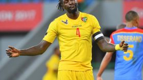 أديبايور “يغضب” الطوغوليين باحتفاله وصديقته.. بدلا من الرد على مدربه