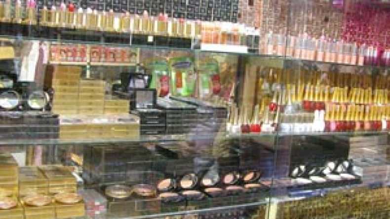 ماكياج مصنوع من الطلاء والطباشير في السوق الجزائرية