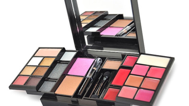 مراهقون يضعون الماكياج وينمِّصون حواجبهم