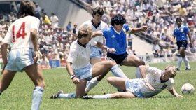 هدف رائع من ميسي في الذكرى الـ30 لهدف القرن