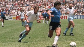 مارادونا أفضل لاعب في التاريخ الكروي