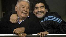 مارادونا يفقد والده