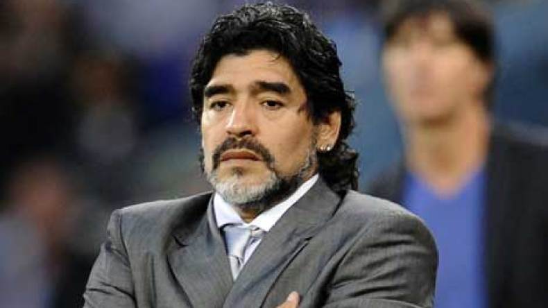 مارادونا: “السلطات الإيطالية تنظر إليّ وكأنّني خائن”!