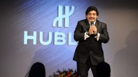 سيارة مارادونا الفخمة في المزاد.. وابنته دالما تقتحم عالم الغناء..!