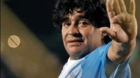 مارادونا يهاجم ميسي: فردي ويشعر أنه فوق الجميع