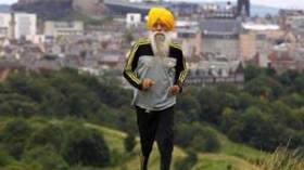 بالفيديو.. عمره 100 عام ويركض 8 ساعات بماراتون