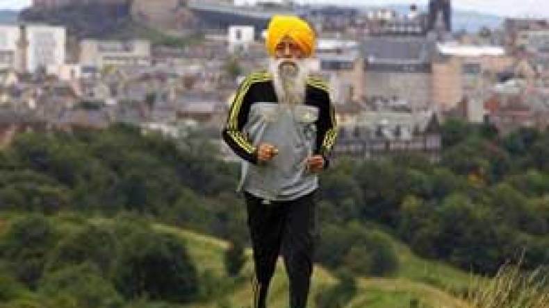 بالفيديو.. عمره 100 عام ويركض 8 ساعات بماراتون