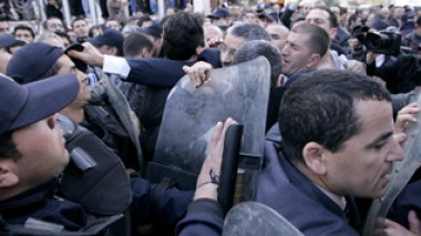 Opposition members and banned party hold meeting in Algeria