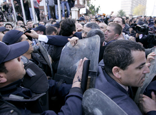 Opposition members and banned party hold meeting in Algeria