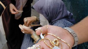 عائلات ترهن ذهب نسائها لتدريس أبنائها وتوفير الخبز وكسوة العيد