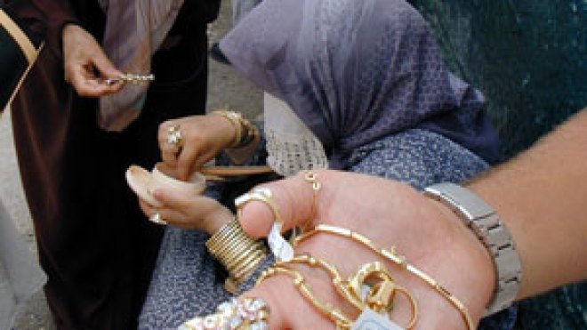 عائلات ترهن ذهب نسائها لتدريس أبنائها وتوفير الخبز وكسوة العيد