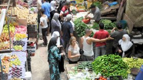 مواطنون بالعاصمة يتسوقون من الطرقات والأرصفة