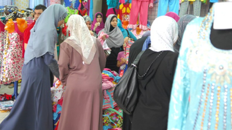 طوابير بالمحلات.. وتجار يلهبون أسعار الملابس