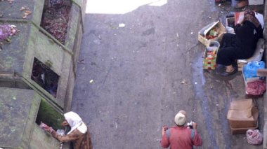 Alger : des femmes ramassant des légumes avariés au marché et les revendent