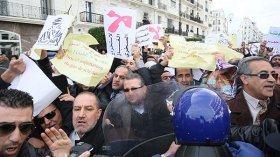 العاصمة تحت الحصار.. والمعارضة تكسر جدار الخوف