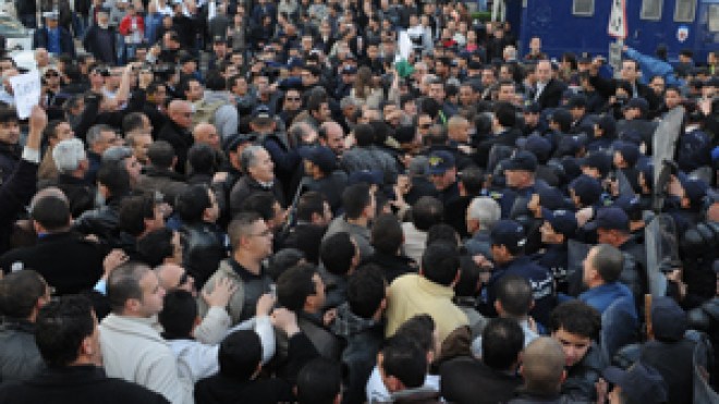 “لسنا مع النظام ولسنا مع الأرسيدي ولن نسمح لأحد أن يتاجر بمطالبنا..”