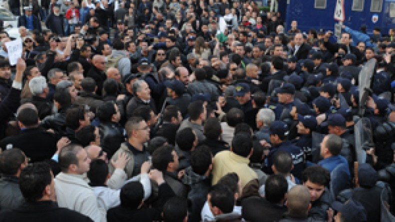 “لسنا مع النظام ولسنا مع الأرسيدي ولن نسمح لأحد أن يتاجر بمطالبنا..”