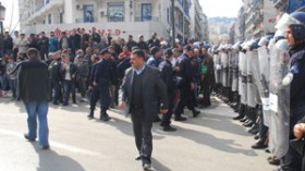 شباب‭ ‬يشكلون‭ ‬جبهة‭ ‬مضادة‭ ‬ويرددون‭ ‬‮”‬بوتفليقة‭ ‬ماشي‭ ‬مبارك‮”‬‭ ‬