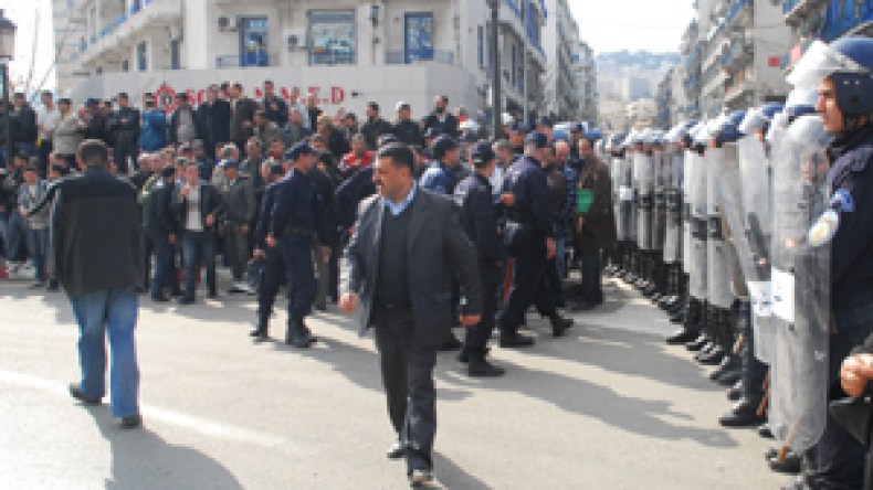 شباب‭ ‬يشكلون‭ ‬جبهة‭ ‬مضادة‭ ‬ويرددون‭ ‬‮”‬بوتفليقة‭ ‬ماشي‭ ‬مبارك‮”‬‭ ‬