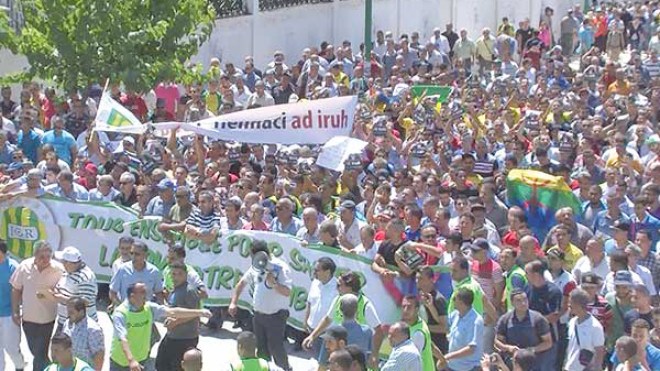 قدماء “الكناري” في مسيرة سلمية جديدة للإطاحة بحناشي وإيدراس معا