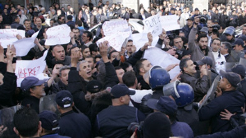 ‭  ‬إقبال‭ ‬محتشم‭ ‬على‭ ‬مسيرة‭ ‬السبت والمئات يهتفون ضد سعدي والحكومة‬‮‬‭ ‬
