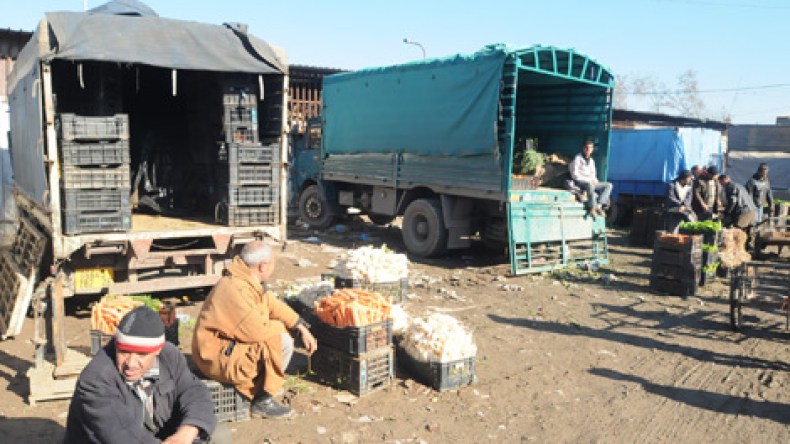 تلف أطنان من الخضر والفواكه بأسواق الجملة  بسبب الكساد